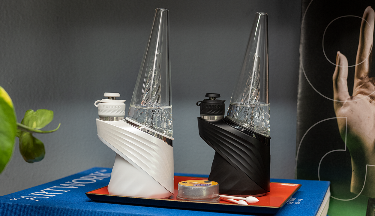 Dabbing van High Octane Grape Shatter in een geavanceerde Puffco Peak vaporizer